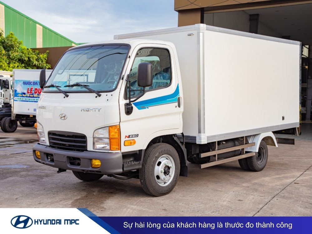 Giá xe tải Hyundai Mighty N250SL thùng kín composite 2T - 2.5T